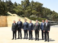 Gürcüstan parlamentinin nümayəndə heyəti Ulu Öndərin məzarını və Şəhidlər xiyabanını ziyarət edib