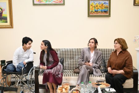 Birinci vitse-prezident Mehriban Əliyeva və Heydər Əliyev Fondunun vitse-prezidenti Leyla Əliyeva Bakıdakı 1 saylı körpələr evində və 1 saylı uşaq evi sosial xidmət müəssisəsində olublar Birinci vitse-prezident Mehriban Əliyeva və Heydər Əliyev Fondunun vitse-prezidenti Leyla Əliyeva Bakıdakı 1 saylı körpələr evində və 1 saylı uşaq evi sosial xidmət müəssisəsində olublar