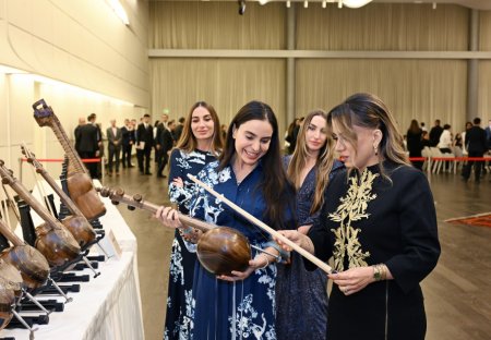 Heydər Əliyev Fondunun dəstəyi ilə alınan musiqi alətlərinin təqdimatı olub Heydər Əliyev Fondunun dəstəyi ilə alınan musiqi alətlərinin təqdimatı olub