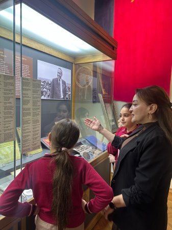 Milli Azərbaycan Tarixi Muzeyində Ümummilli lider Heydər Əliyevin anım günü ilə əlaqədar “Sən elə bir zirvəsən ki,…” adlı tədbir keçirilib