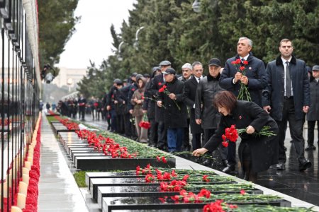 Dövlət və hökumət rəsmiləri Şəhidlər xiyabanını ziyarət ediblər Dövlət və hökumət rəsmiləri Şəhidlər xiyabanını ziyarət ediblər
