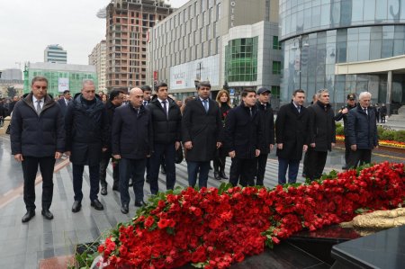 Milli Məclisin kollektivi Xocalı soyqırımı abidəsini ziyarət edib Milli Məclisin kollektivi Xocalı soyqırımı abidəsini ziyarət edib