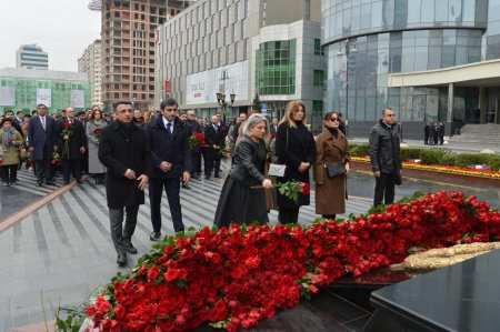 Milli Məclisin kollektivi Xocalı soyqırımı abidəsini ziyarət edib Milli Məclisin kollektivi Xocalı soyqırımı abidəsini ziyarət edib