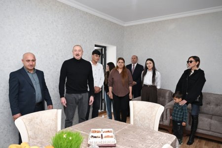 Prezident İlham Əliyev Xocavəndin Xanoba kəndində fərdi evlərin və infrastrukturun bərpası sahəsində görülən işlərlə tanış olub Prezident İlham Əliyev Xocavəndin Xanoba kəndində fərdi evlərin və infrastrukturun bərpası sahəsində görülən işlərlə tanış olub